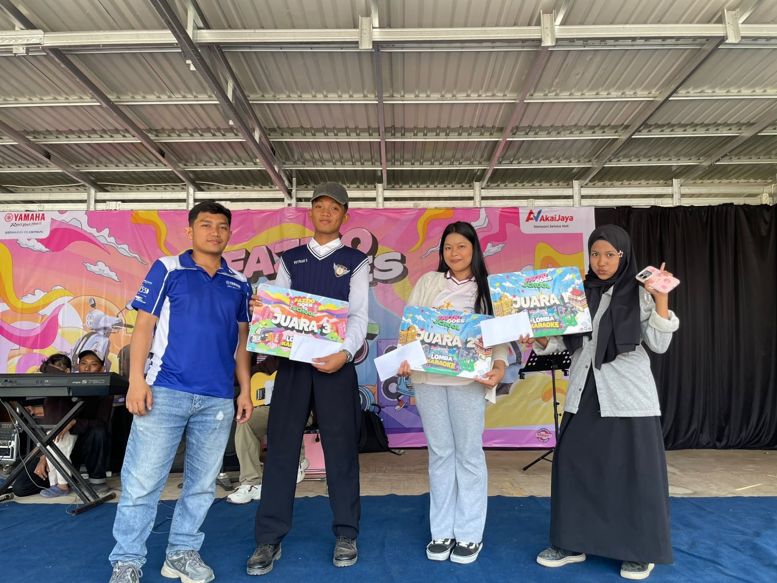 Fazzio Goes To School SMA 1 Tinombo